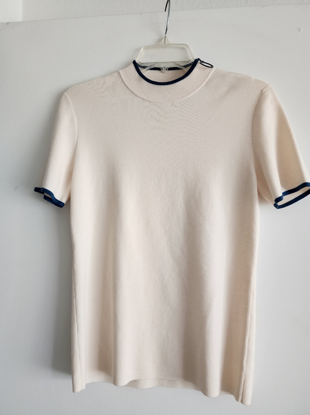 AKRIS PUNTO | Ivory Ribbed Virgin Wool Short Sleeve Top with Navy Trim | Size 8